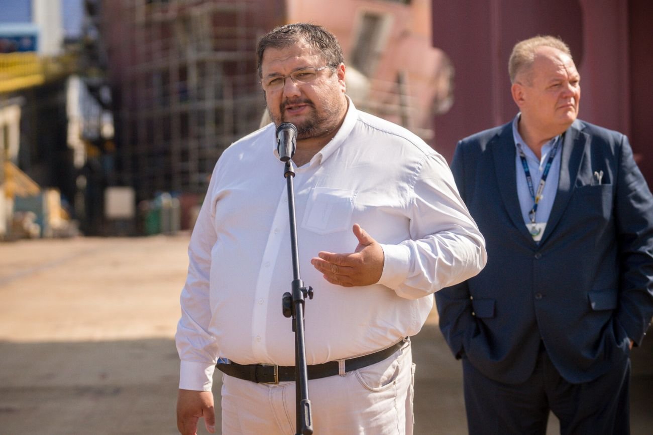 Krzysztof Zaremba na terenie stoczni.