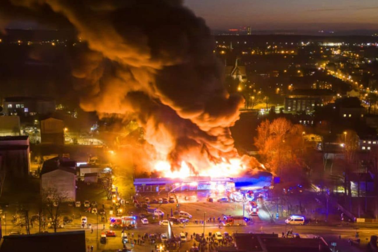 Płonie supermarket w Rudzie Śląskiej Pożar w Rudzie Śląskiej. Ogień zajął supermarket o powierzchni 3 tyś m kwadratowych