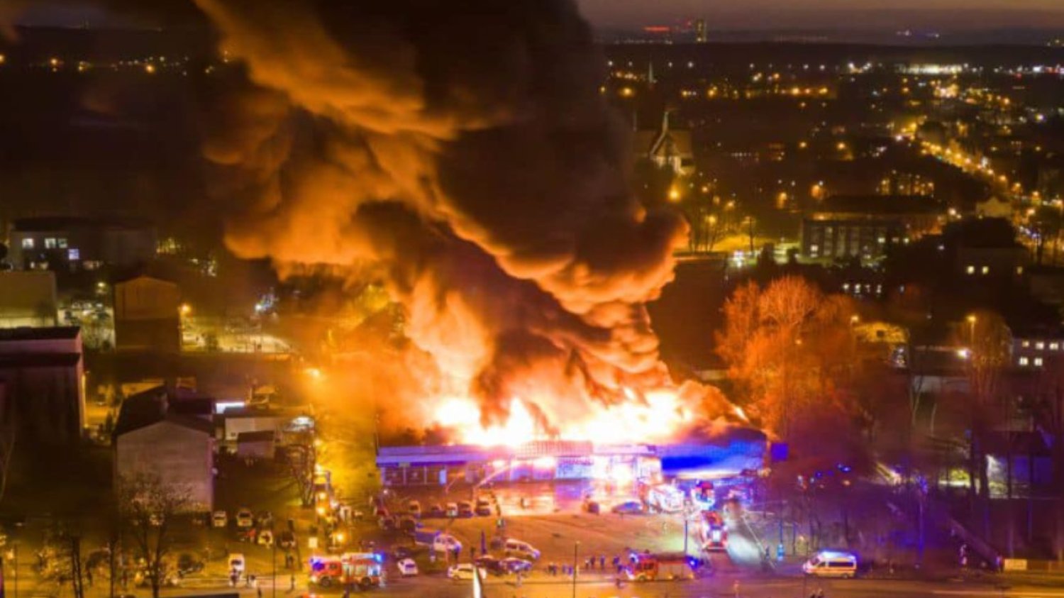 Płonie supermarket w Rudzie Śląskiej Pożar w Rudzie Śląskiej. Ogień zajął supermarket o powierzchni 3 tyś m kwadratowych