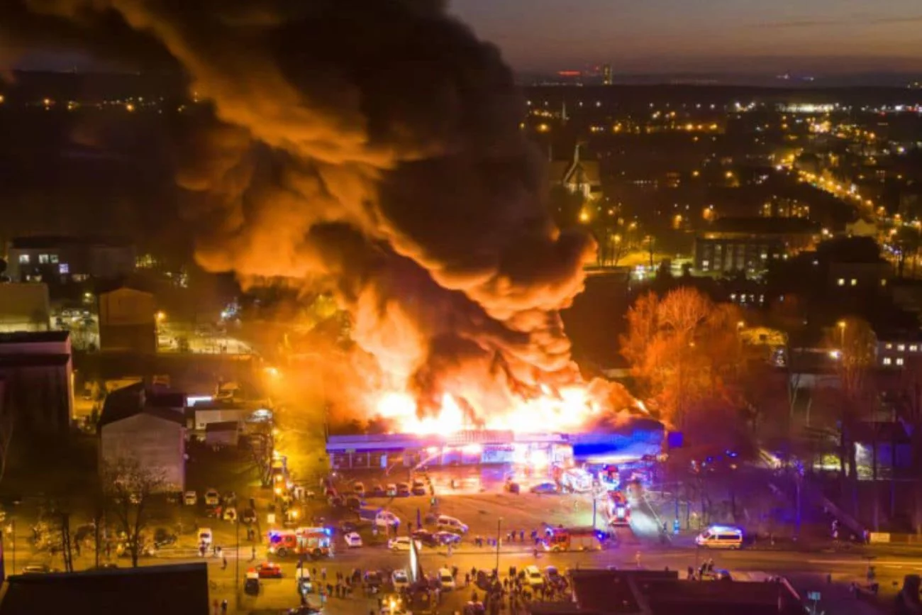 Pożar w Rudzie Śląskiej. Ogień zajął supermarket o powierzchni 3 tyś m kwadratowych