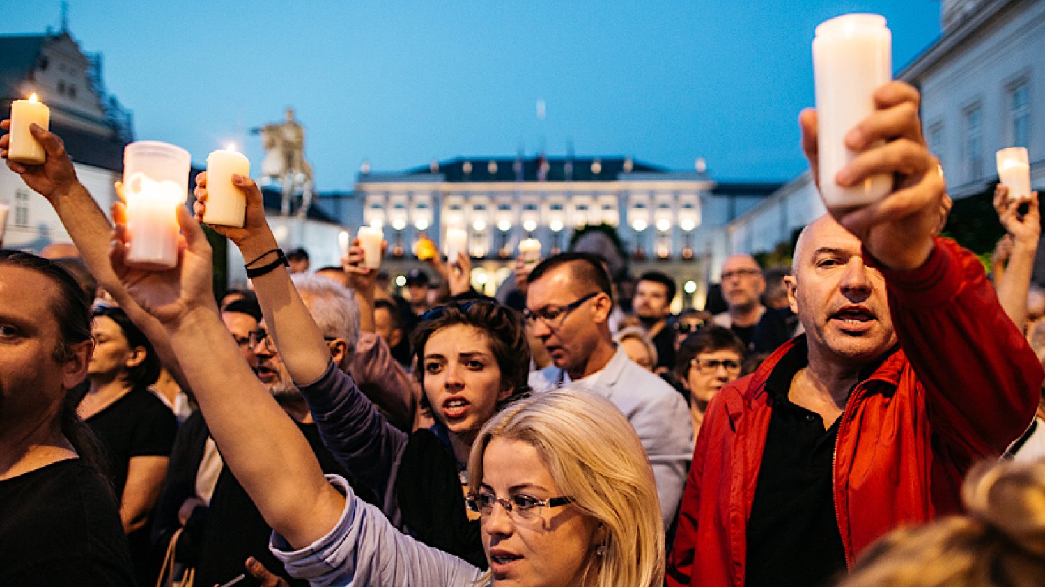 Byliście na demonstracji w obronie sądów? Prawica wam wytłumaczy: padliście ofiarą astroturfingu.