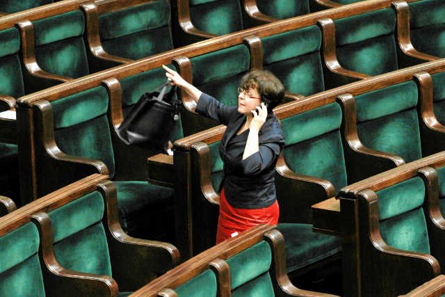 Opozycja i wydawcy nie pozostawili suchej nitki na projekcie ustawy Joanny Kluzik-Rostkowskiej, która chce wprowadzić jeden, bezpłatny podręcznik dla pierwszoklasistów