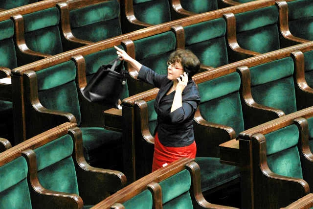 Opozycja i wydawcy nie pozostawili suchej nitki na projekcie ustawy Joanny Kluzik-Rostkowskiej, która chce wprowadzić jeden, bezpłatny podręcznik dla pierwszoklasistów