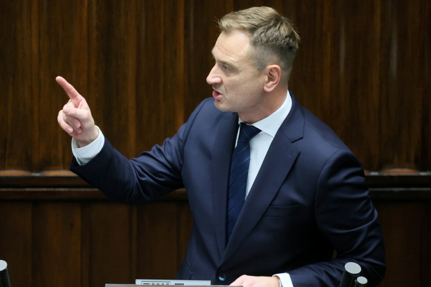 Kolejna awantura w Sejmie. "Siadaj, bo przedawkowałeś politykę".