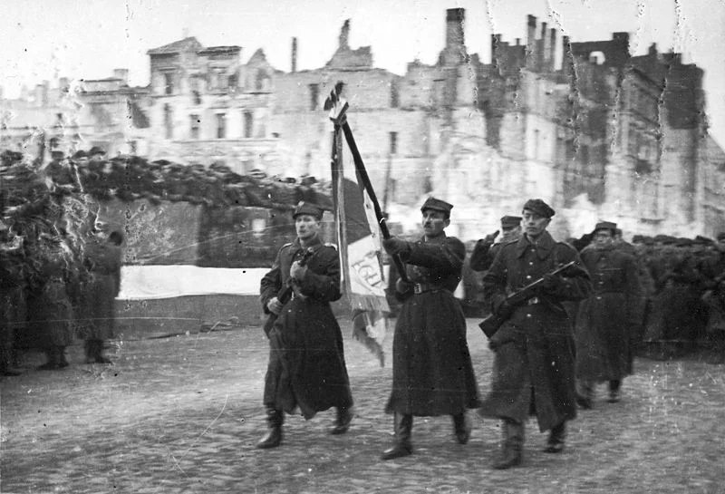 Defilada Pierwszej Armii Wojska Polskiego na ulicy Marszałkowskiej w Warszawie 19 stycznia 1945 roku.