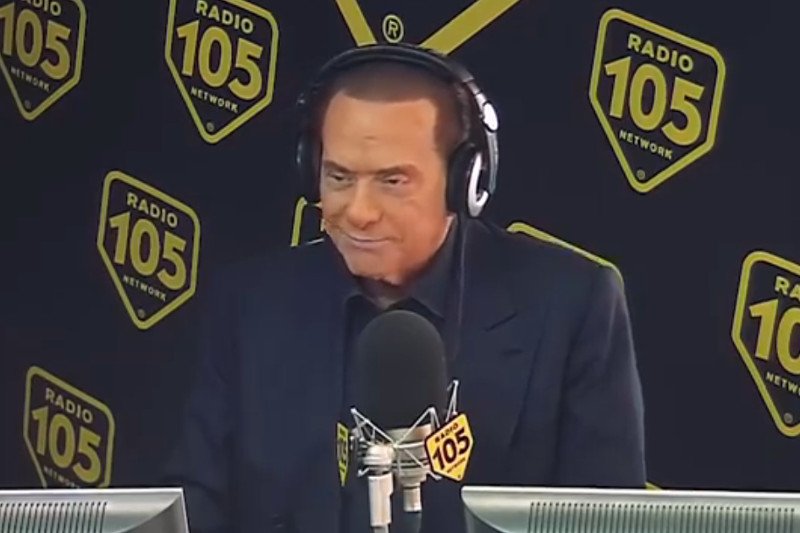 Silvio Berlusconi nie zorientował się, że w radiu są kamery. Widzowie zaś w transmisji zobaczyli, jak były premier odpowiedzi czyta z kartki.