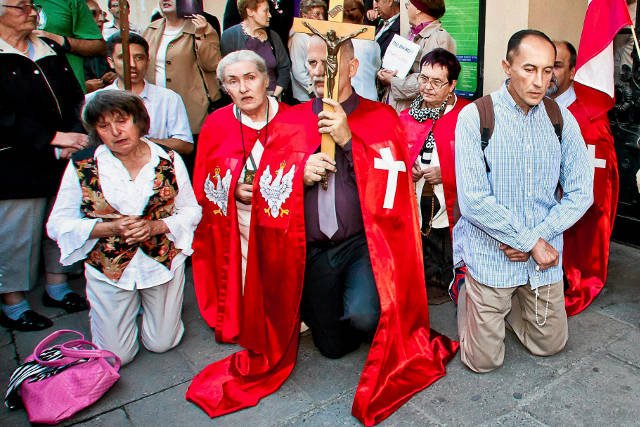Przeciwnicy sztuki "Golgota Picnic" protestują przed Teatrem Starym w Krakowie