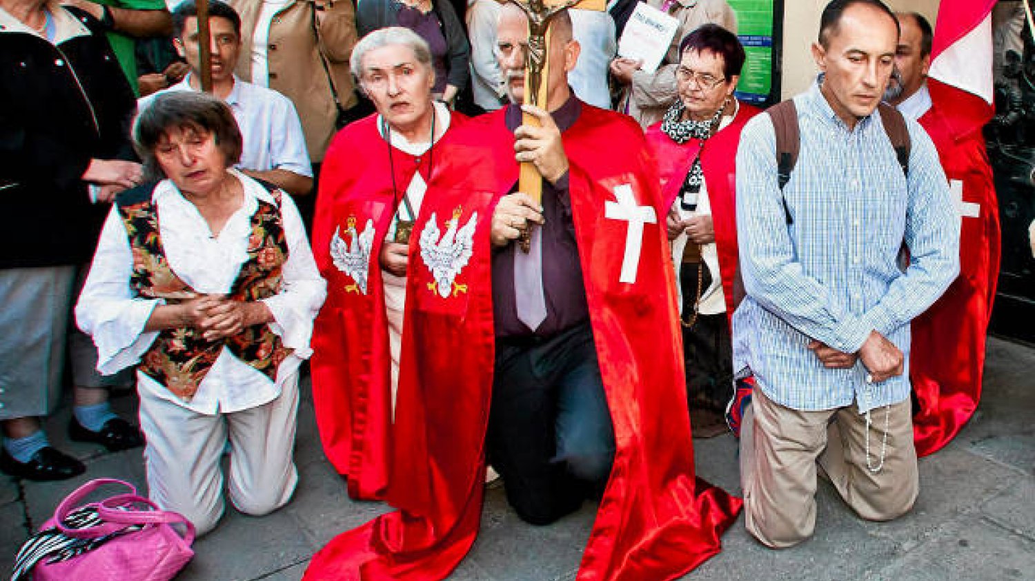Przeciwnicy sztuki "Golgota Picnic" protestują przed Teatrem Starym w Krakowie
