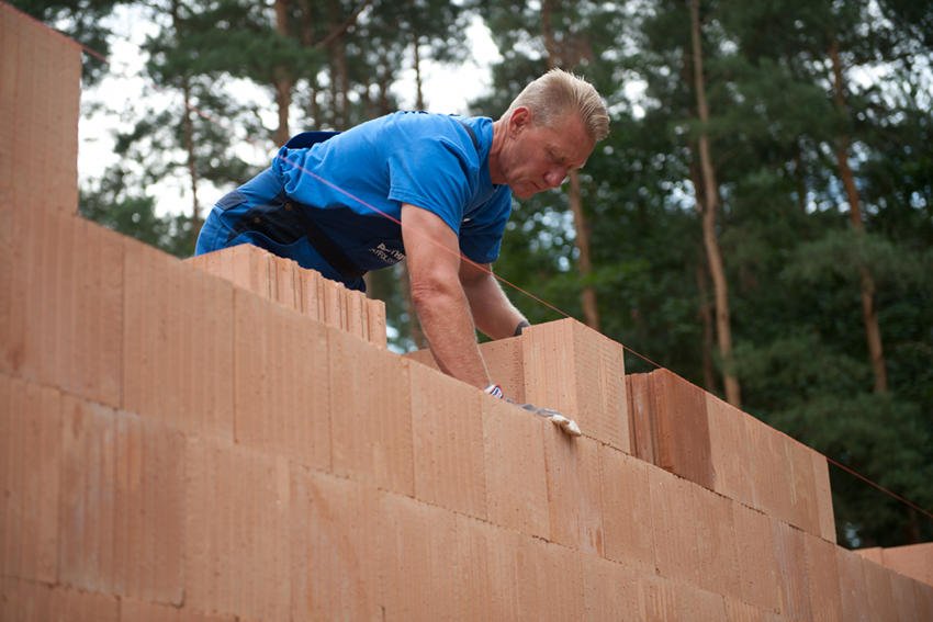 Układanie kolejnej warstwy pustaków do sznurka murarskiego