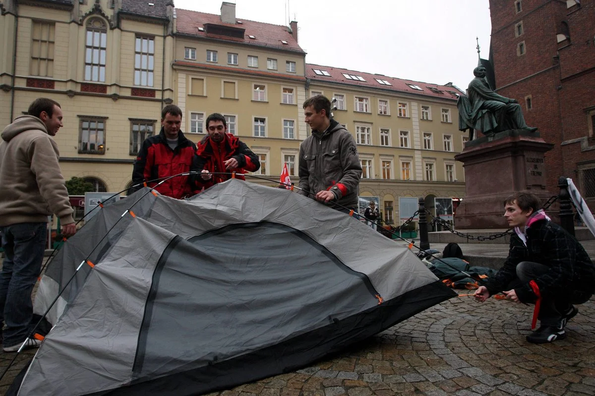 Namioty w miastach widzimy najczęściej w kontekście akcji protestacyjnych. Tu manifestacja studentów we Wrocławiu przeciwko wysokim cenom wynajmu.