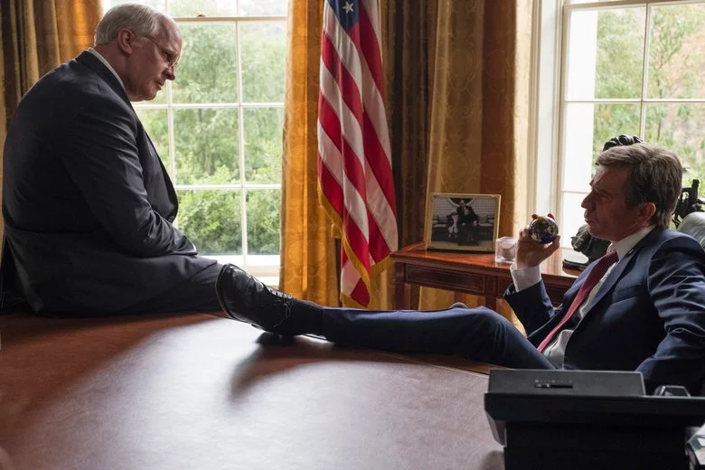 Dick Cheney (Christian Bale) sporo namieszał za plecami George'a W. Busha (Sam Rockwell).