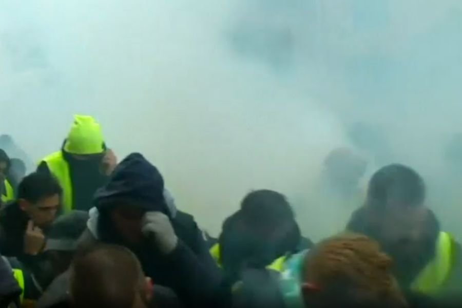 W sobotę policja użyła wobec protestujących paryżan gaz łzawiący