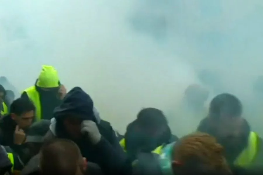 W sobotę policja użyła wobec protestujących paryżan gaz łzawiący