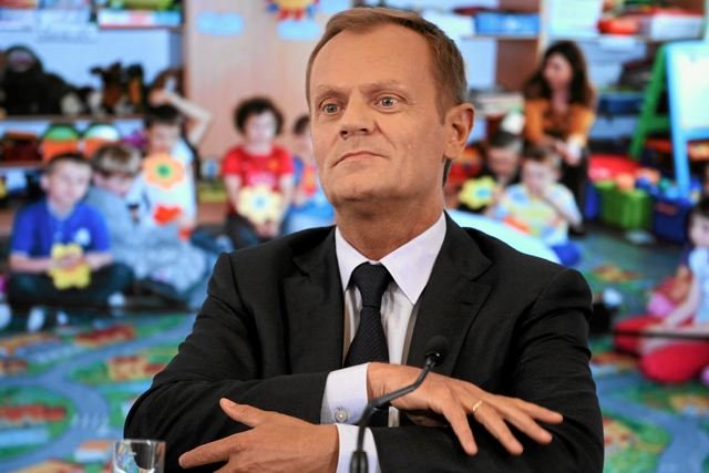 Donald Tusk po raz pierwszy od wielu tygodni otrzymał dobrą wiadomość sondażową. Platforma Obywatelska odzyskała 3 punkty procentowe, ale wciąż przegrywa z PiS.