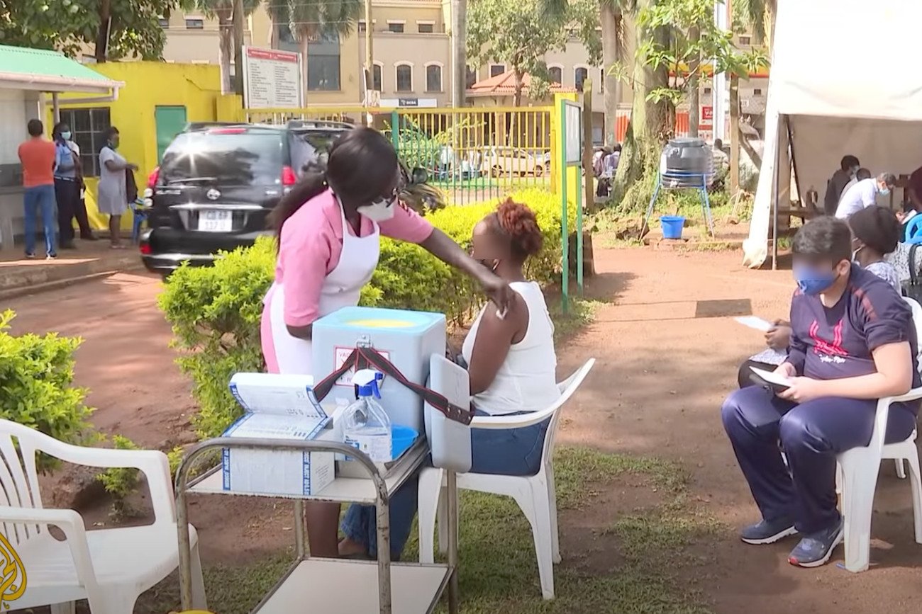 W Afryce zaszczepiono ok. 2 proc. populacji, wynika z danych Our World in Data. Kadr z nagrania Al Jazeera English.