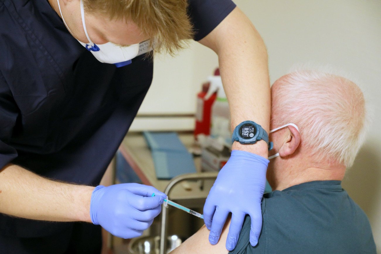 Szczepienie przeciw RSV to jedno ze szczepień rekomendowanych przed klinicystów dla osób po 60. roku życia.