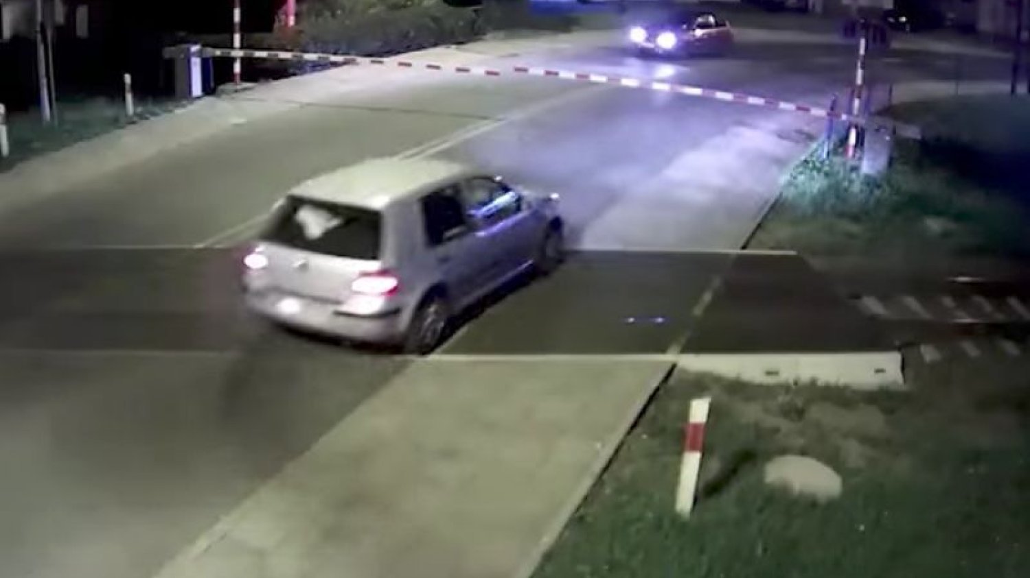Bardzo niebezpieczna sytuacja na przejeździe kolejowym