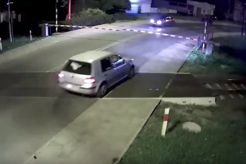 Bardzo niebezpieczna sytuacja na przejeździe kolejowym