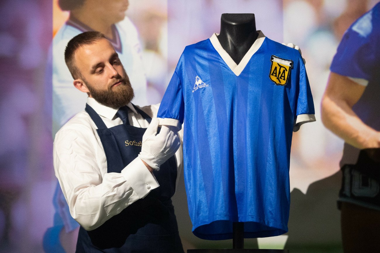 Koszulka Diego Maradony z mundialu w 1986 roku została sprzedana za rekordową kwotę 7 142 500 funtów.