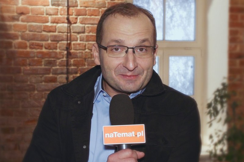 Robert Górski, lider Kabaretu Moralnego Niepokoju nie zostawia suchej nitki na prezesie i jego ekipy. Satyryk dodaje jednak, że nie da się zaszufladkować jako przeciwnik "dobrej zmiany".