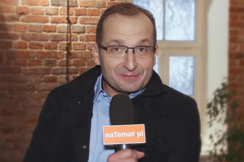 Robert Górski, lider Kabaretu Moralnego Niepokoju nie zostawia suchej nitki na prezesie i jego ekipy. Satyryk dodaje jednak, że nie da się zaszufladkować jako przeciwnik "dobrej zmiany".