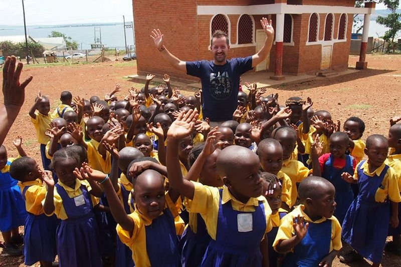 Paweł Huk, który prowadzi sierociniec w Afryce: Dziękuję, jestem bardzo szczęśliwy. Ewa Bem: Jestem w szoku