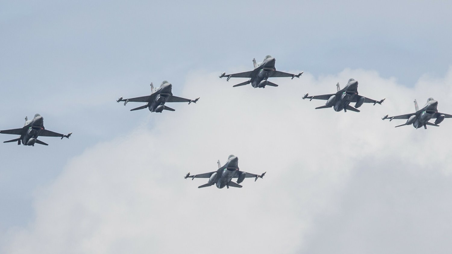 Polskie F-16 nad Warszawą.