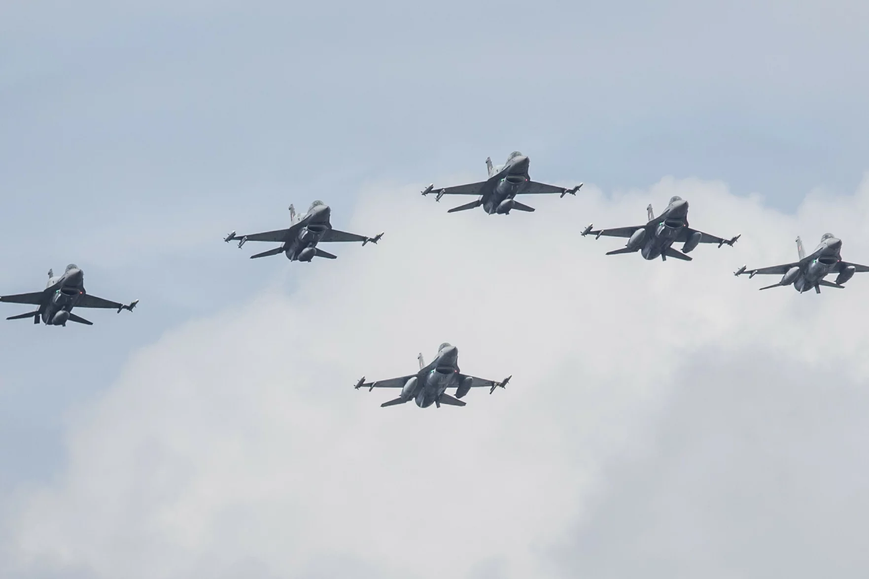 Polskie F-16 nad Warszawą.