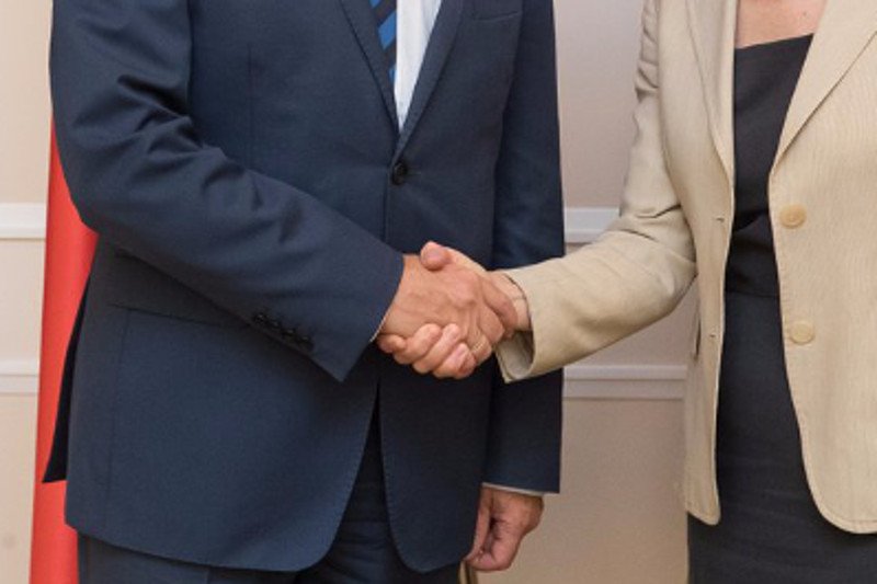 Komu marszałek Kuchciński ściskał rękę? Niestety, chyba sam nie miał pojęcia.