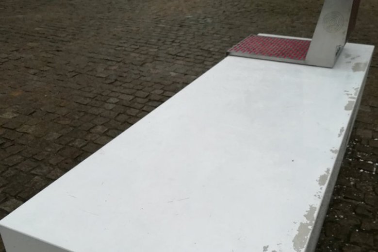 Odchodząca farba od Ławek Niepodległości to częsty problem. Niektóre przestały też grać.