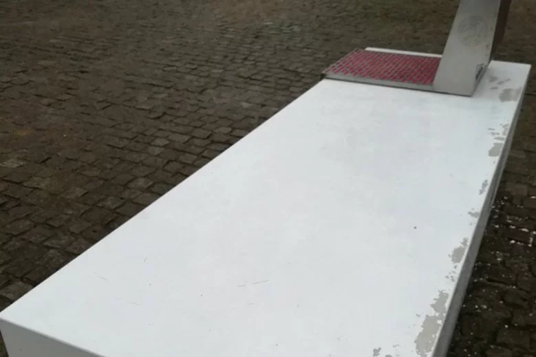 Odchodząca farba od Ławek Niepodległości to częsty problem. Niektóre przestały też grać.