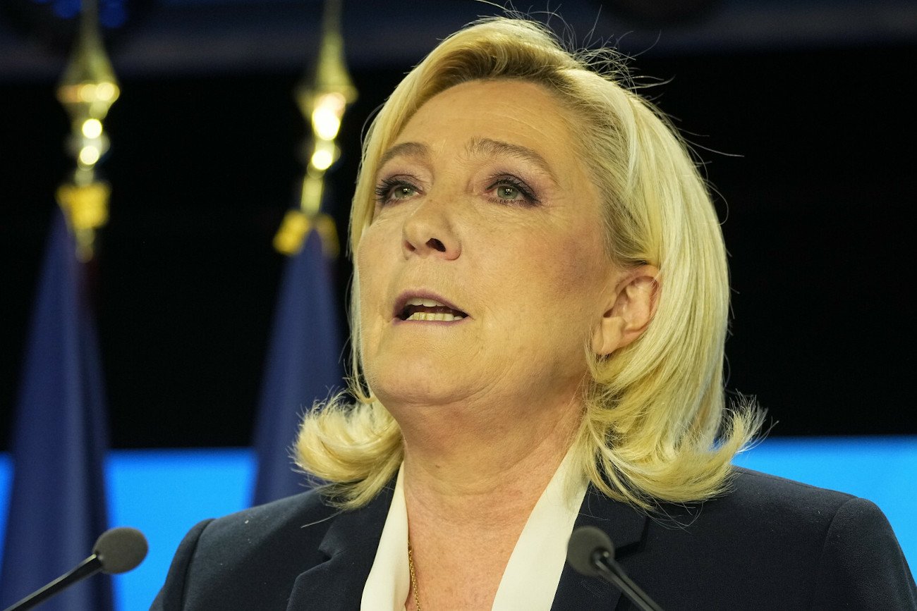 Po ogłoszeniu sondażowych wyników wyborów we Francji Marine Le Pen zapowiedziała, że nie odejdzie z polityki.
