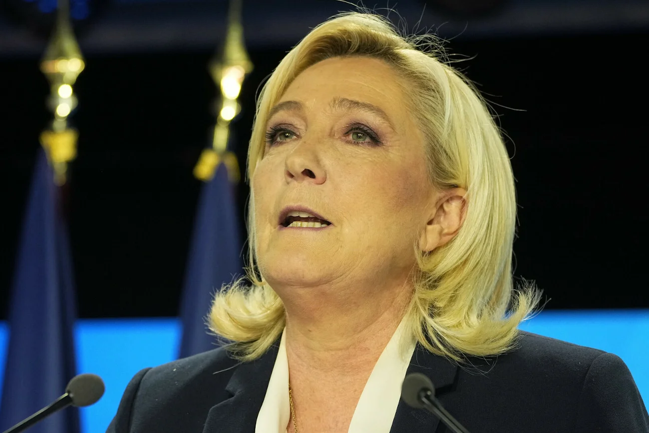 Po ogłoszeniu sondażowych wyników wyborów we Francji Marine Le Pen zapowiedziała, że nie odejdzie z polityki.