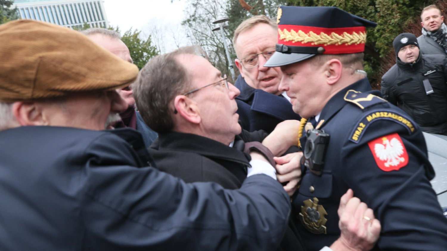 Przepychanki przed Sejmem. Mariusz Kamiński i Maciej Wąsik chcą wejść do budynku