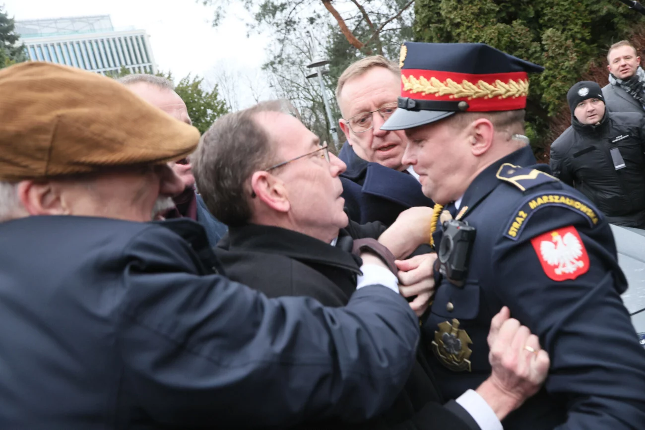 Przepychanki przed Sejmem. Mariusz Kamiński i Maciej Wąsik chcą wejść do budynku