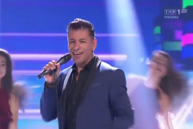 Pedro Santana wykonuje covery znanych utworów w programie "Jaka to melodia".