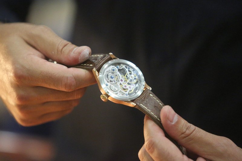 Jak odróżnić zegarek tani od tego za miliony?