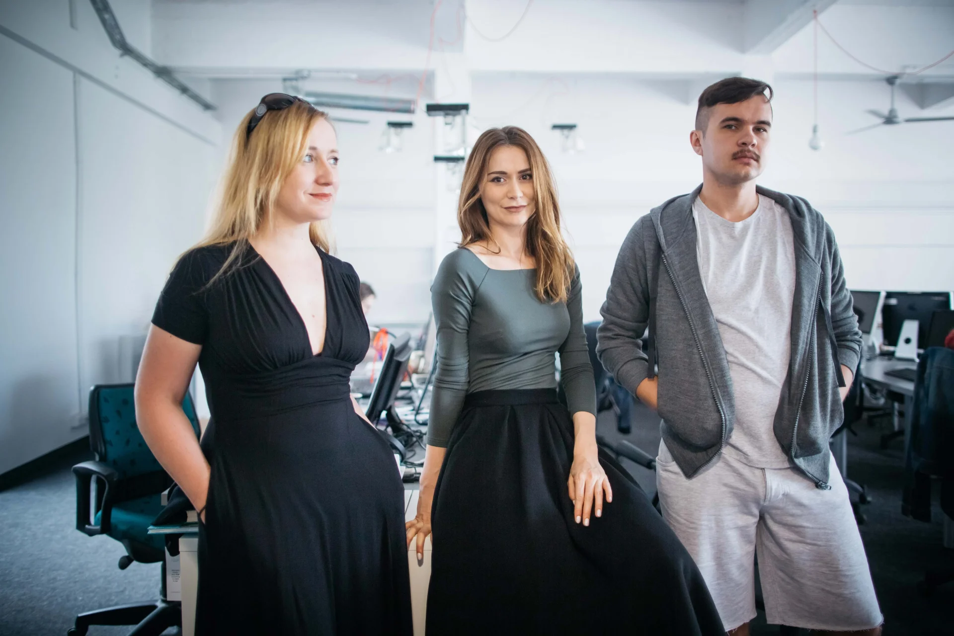 Na zdjęciu Nino, Ola i Grzegorz z INN Poland. Od lewej: VESPER czarna – 529 zł, HOLLYŁÓDKA khaki – 249 zł, TYRMANDÓWKA czarna – 489 zł, JUST WEAR IT melanż – 189 zł, SMART ZIP swetrowy grafit – 349 zł, SHORT STORY melanż – 229 zł