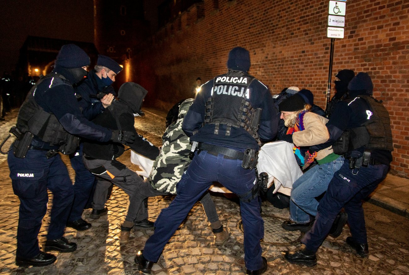 Kraków. Blokowali wyjazd Jarosława Kaczyńskiego z Wawelu. Teraz policja postawi ich przed sądem