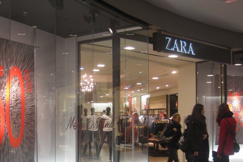 Spódnica z Zary na wyprzedaży. Wpisuje się w trendy na wiosnę 2021.