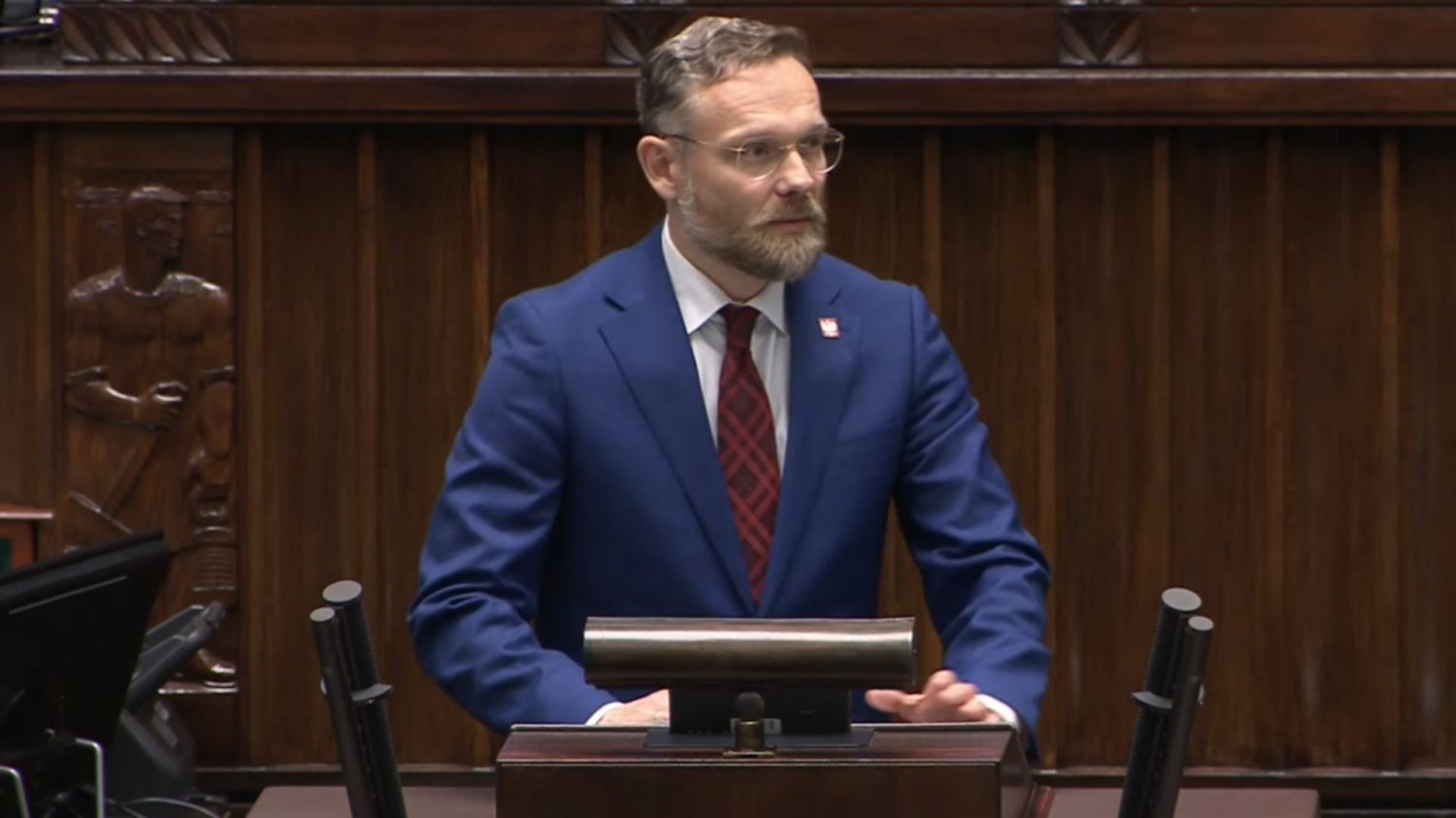 Prezydent blokuje awanse, minister zmienia temat.