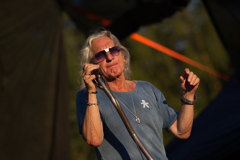 Nie zdradzono konkretnych powodów decyzji zespołu.