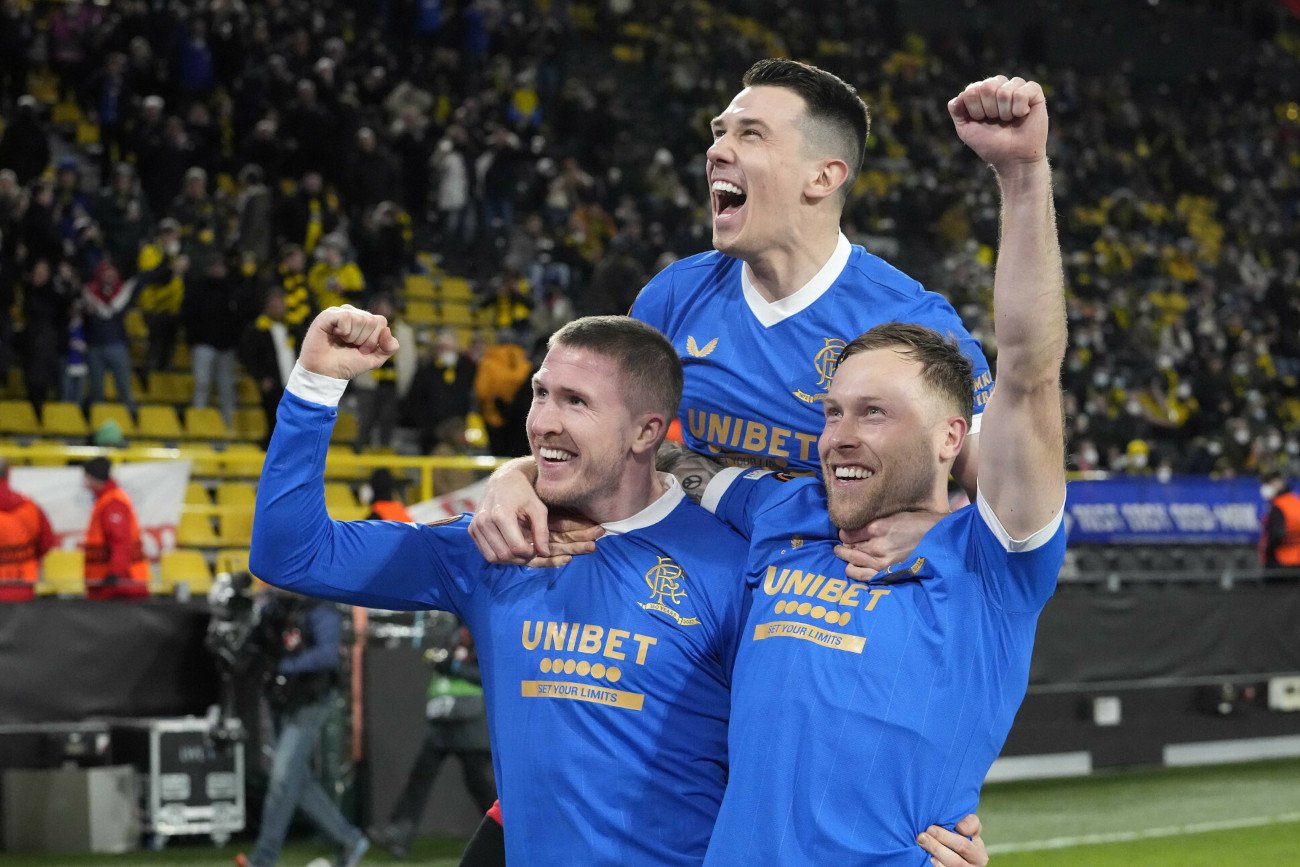 Piłkarze Glasgow Rangers sprawili wielką niespodziankę rozbijając w Dortmundzie gospodarzy aż 4:2 (2:0).