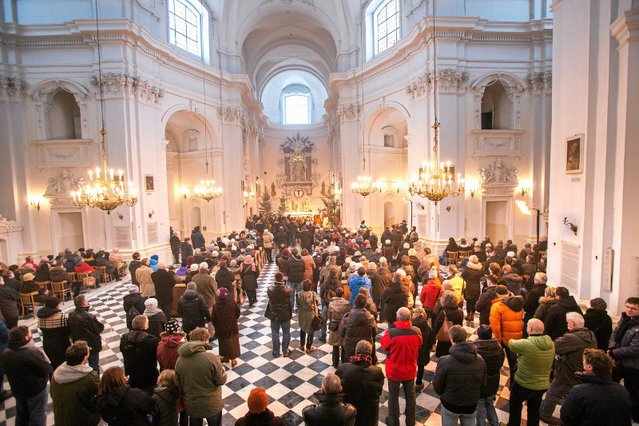 Proboszcz Olivier Ndjimbi-Tshiende ustąpił po serii rasistowskich pogróżek pod jego adresem.