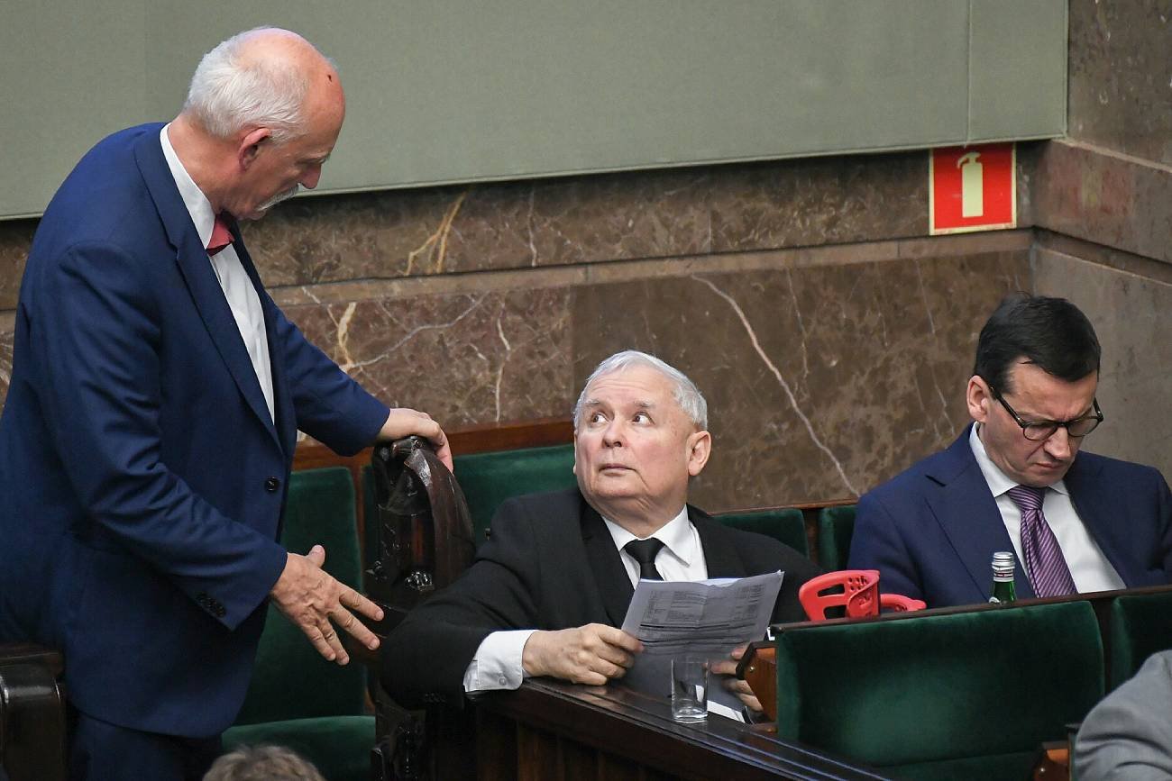 Z przeliczenia wyników sondażu Kantar Public na mandaty w Sejmie wynika, że PiS nie stworzyłoby większości nawet z Konfederacją.