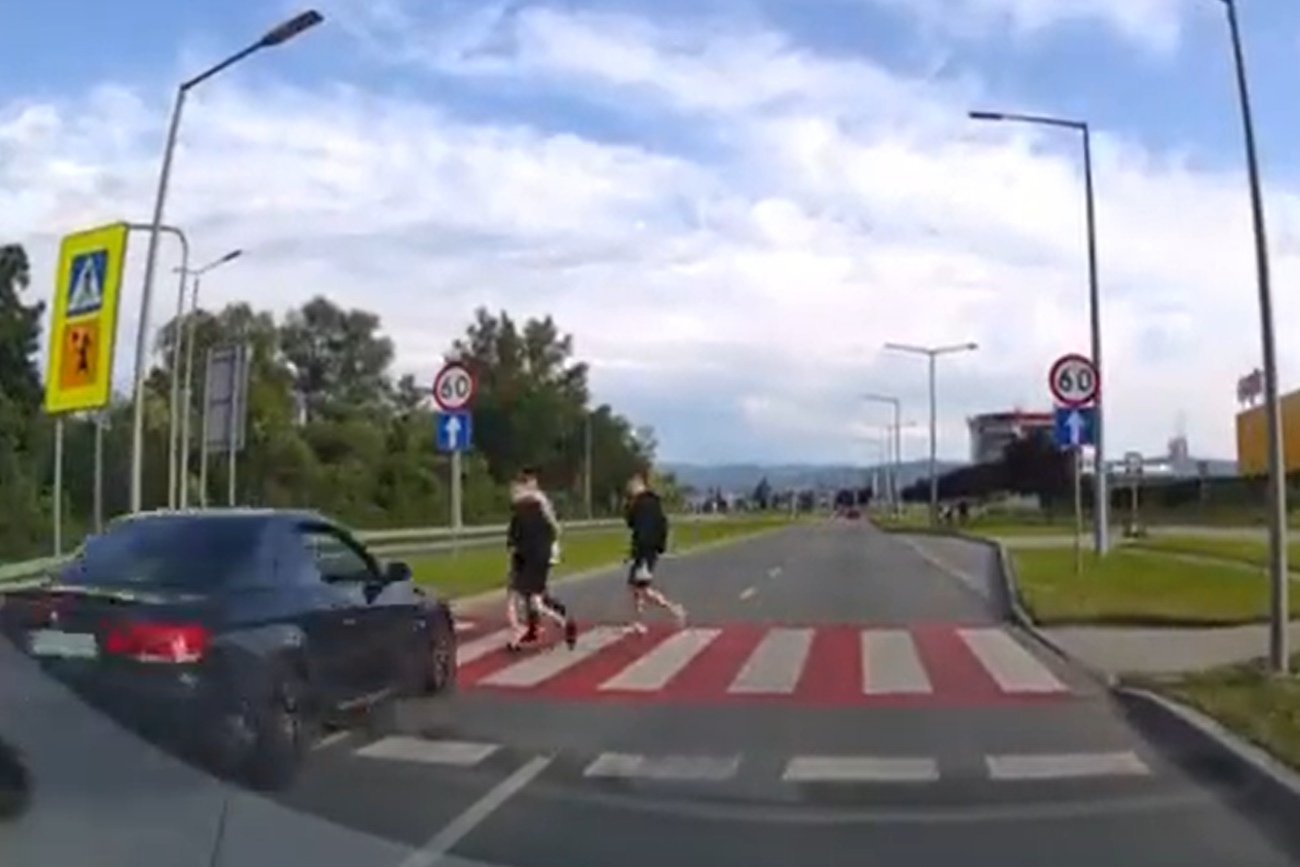 nagranie z samochodu pokazujące przejście dla pieszych