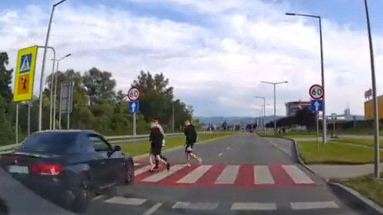 nagranie z samochodu pokazujące przejście dla pieszych