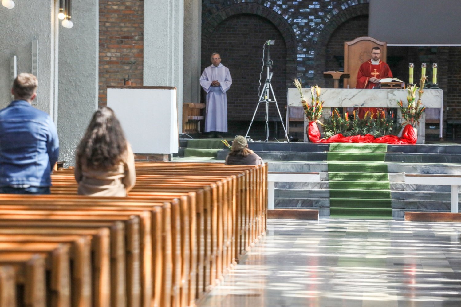 GUS pokazał dane o religii Polaków. Drastycznie spadła liczba katolików (zdjęcie ilustracyjne).