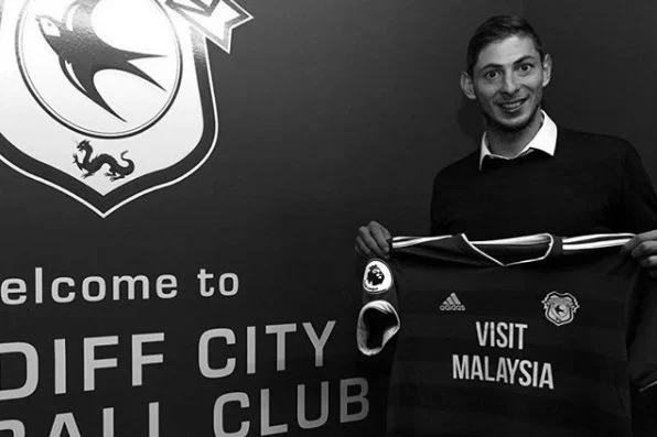 Emiliano Sala, najdroższy piłkarz w historii Cardiff City zginął w katastrofie awionetki. Samolot odnaleziono na dnie kanału La Manche.