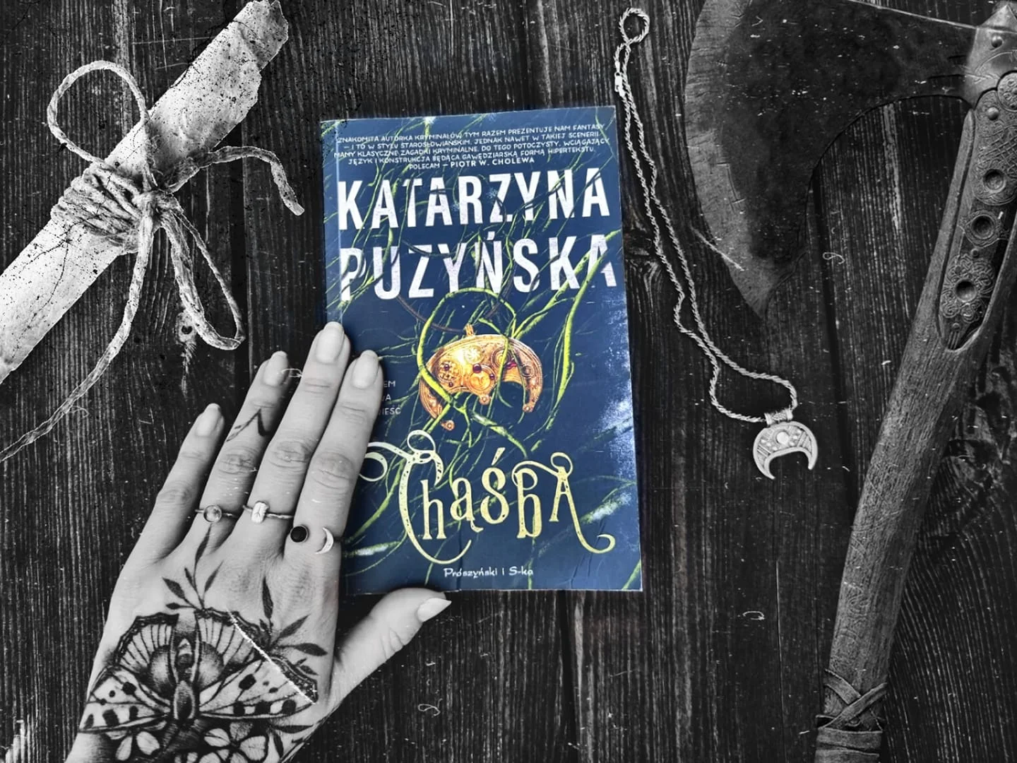 "Chąśba" ma niekonwencjonalną konstrukcję. Powieść została podzielona na Gawędy (główna linia fabularna) i Anegdoty (wątki poboczne)